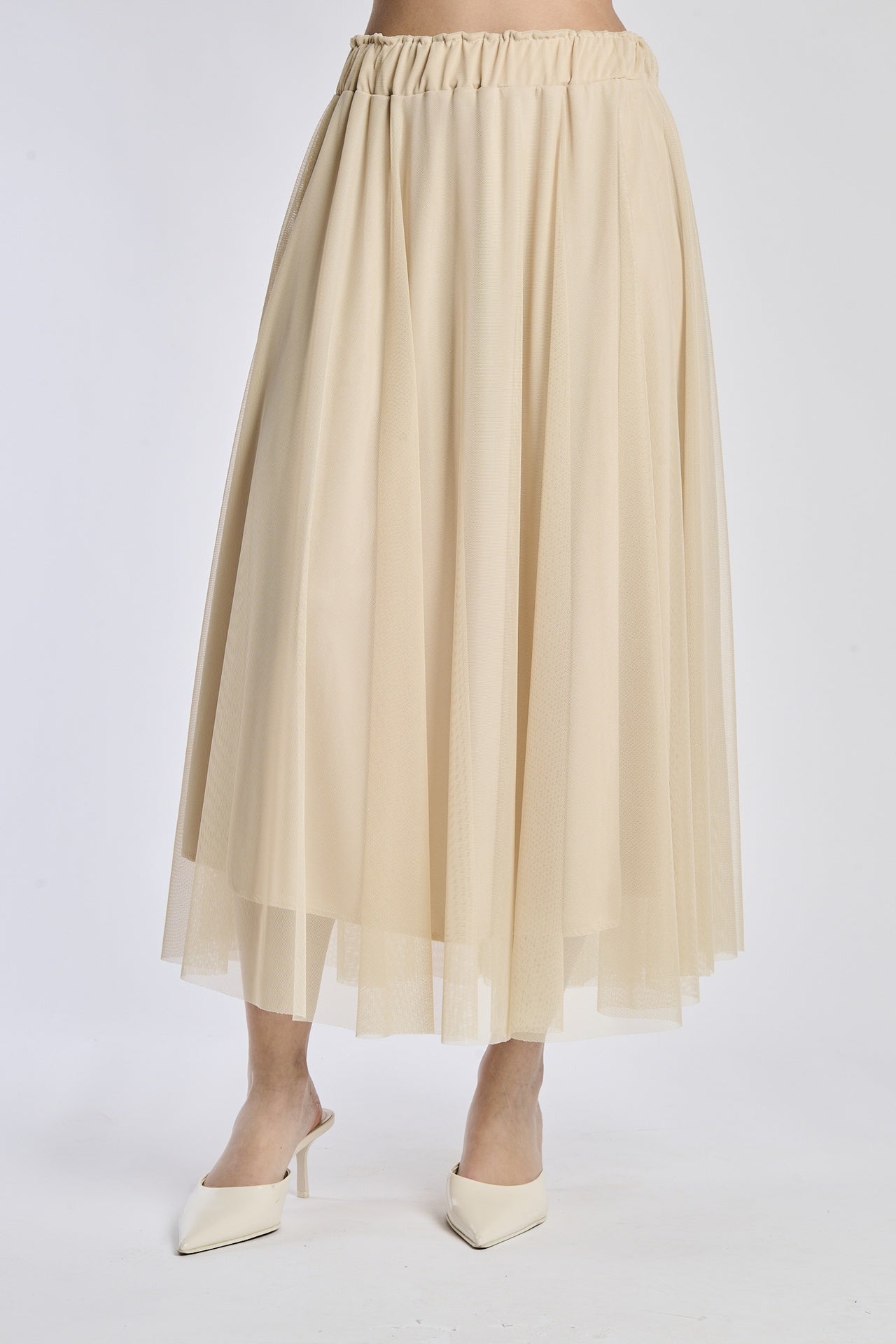 Gonna a ruota beige in tulle leggero, stile elegante e soffice.