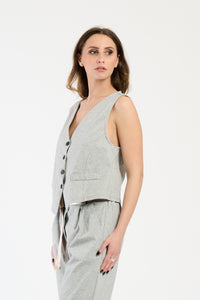 Outfit grigio: gilet corto e pantaloni ampi, perfetto