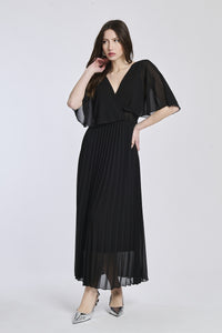 Un vestito in nero intenso, con la croce sul busto e le maniche a mantello come il modello mostrato, che dà un senso di mistero e sofisticazione.