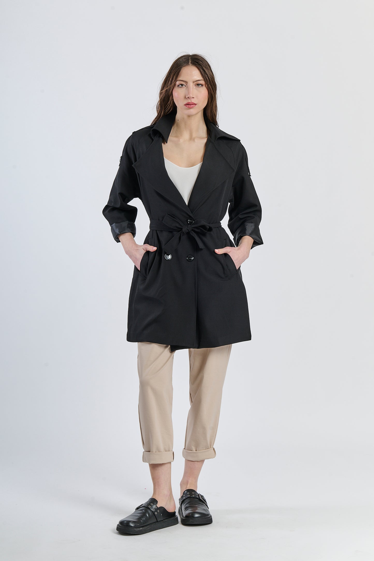 Trench nero iconico, taglio drritto per un look sempre alla moda.