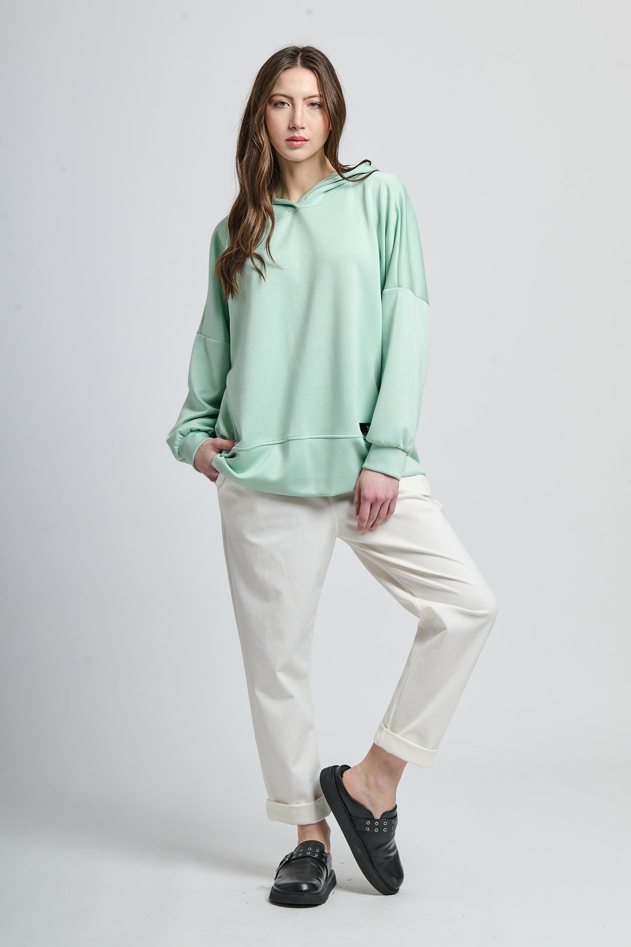 Felpa oversize color salvia con cappuccio, rinfrescante e unico