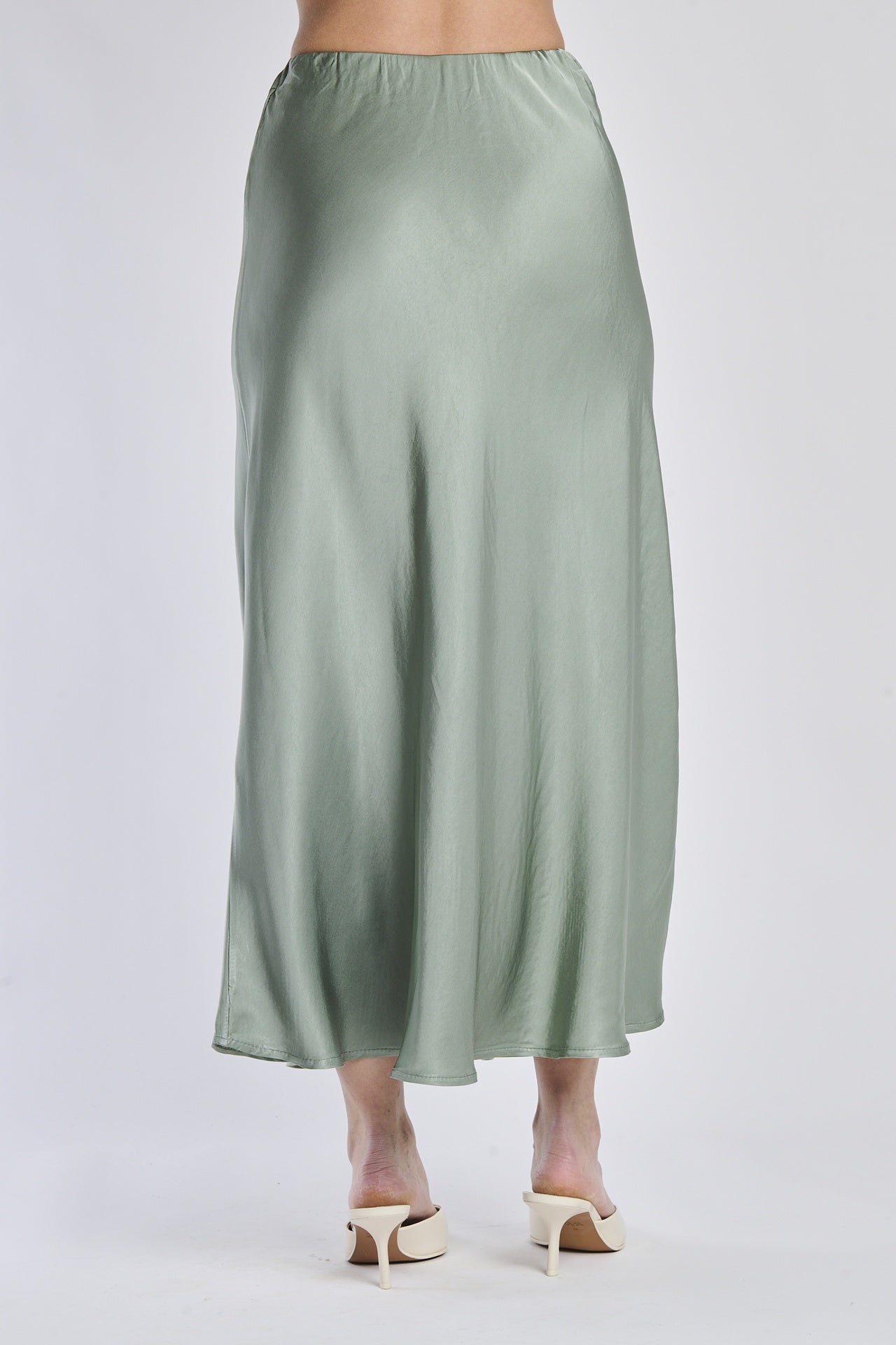 Gonna militare fluida di raso, modello dritto e deciso