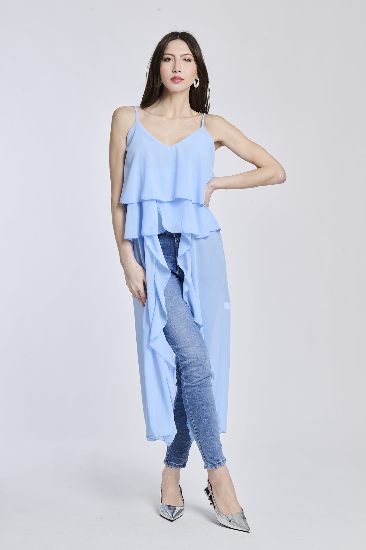 Un top in azuro delicato, con un design semplice e elegante, perfetto per un look estivo e fresco.