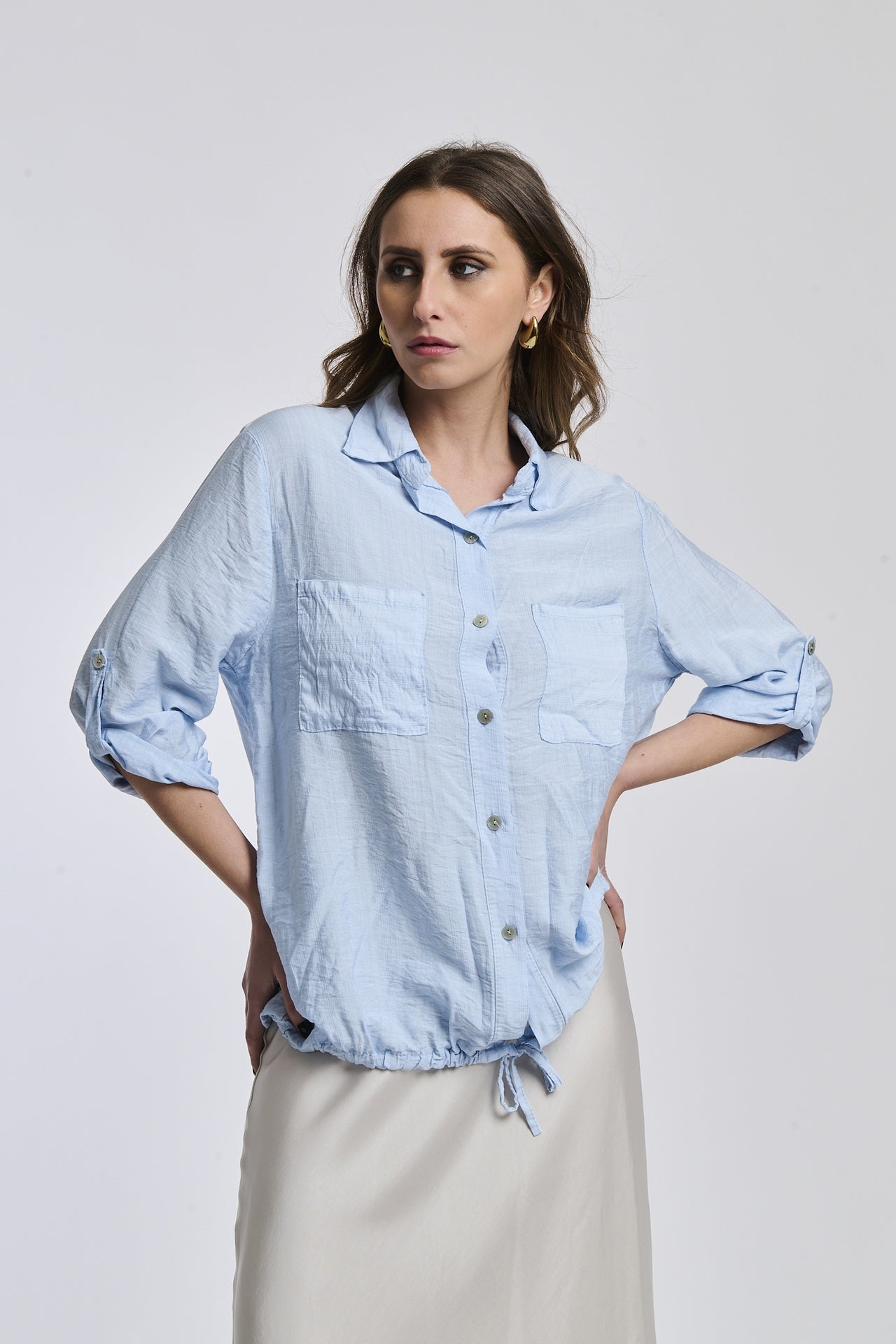 Camicia azzurra da donna con uno stile leggero e rinfrescante, ideale per le vacanze estive.