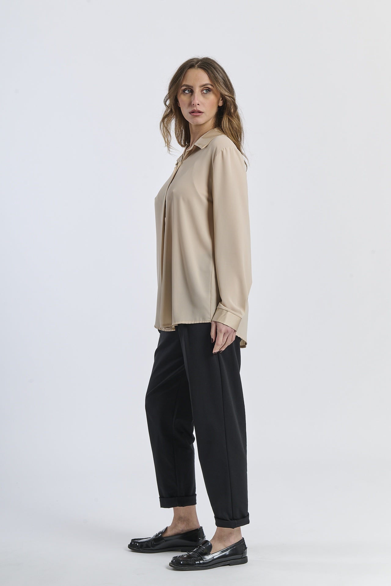 Camicia beige a maniche lunghe, stile elegante e minimalista