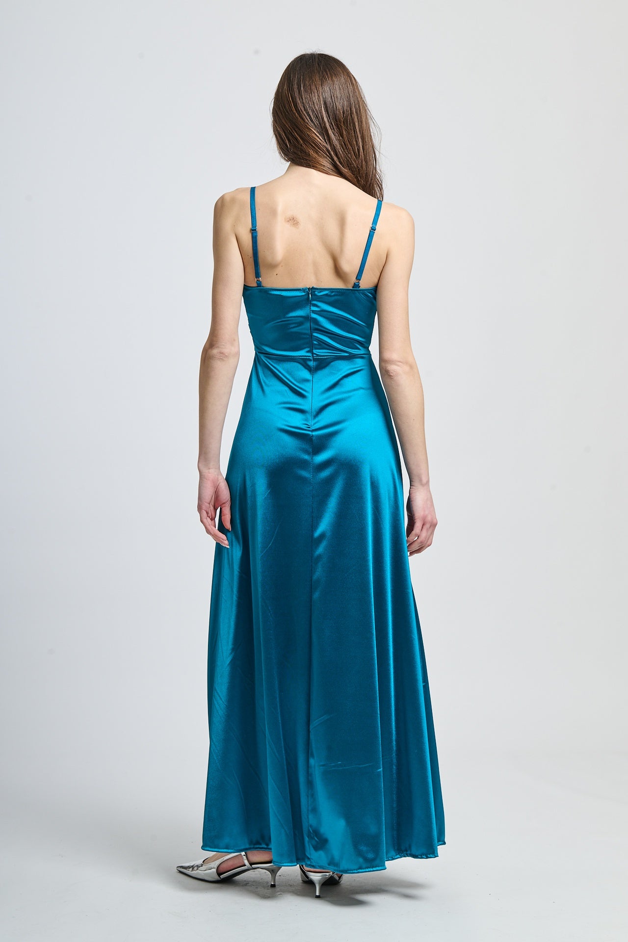 Vestito elegante ottanio, taglio fluido con scollatura a V e cintura incorniciata