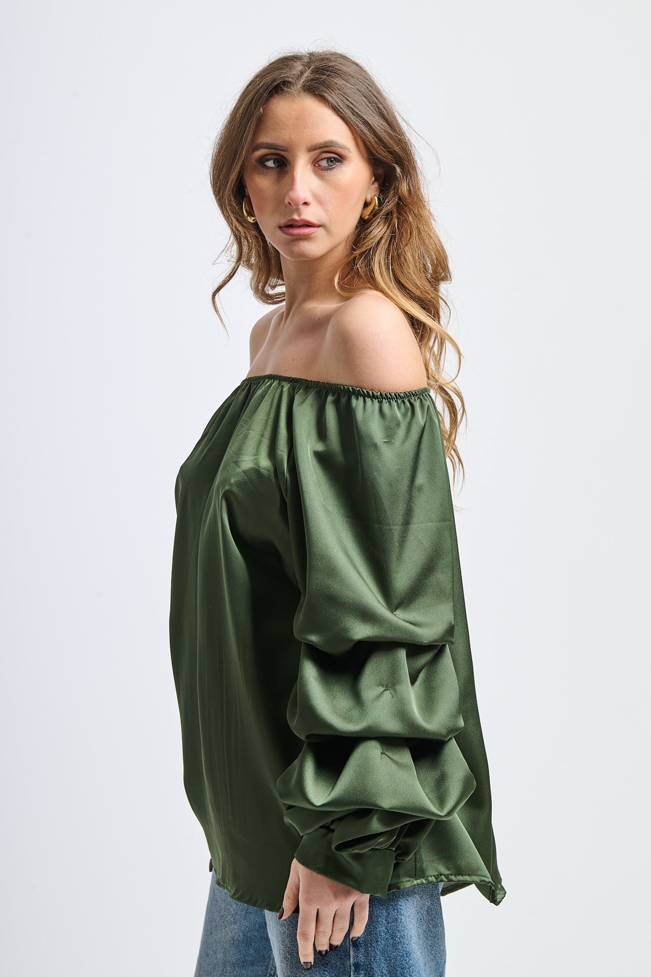 Outfit militare: blusa oversize, dettagli ruffle, per uso quotidiano o tempo libero