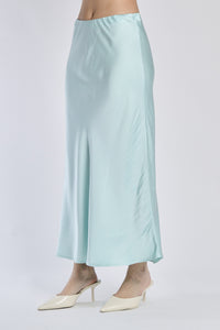 Gonna Tiffany in raso lucido, vista frontale con scarpe alti tacchi