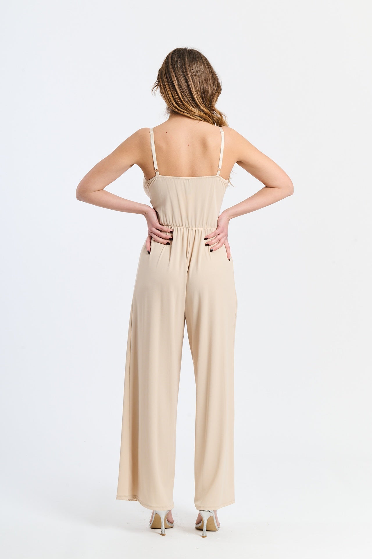 Tuta elegante beige con nodo decorativo al busto