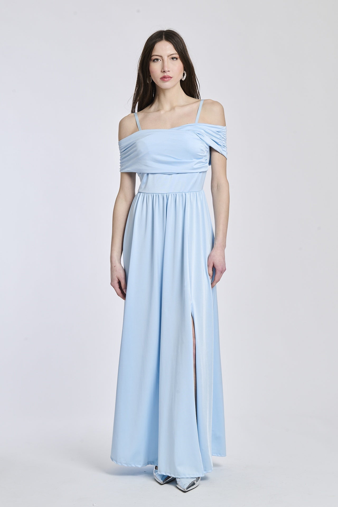 Vestito azzurro elegante, spalline scollate, maniche assenti, apertura laterale per un tocco di sensualità.