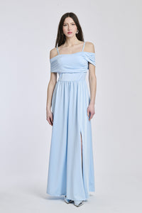 Vestito azzurro elegante, spalline scollate, maniche assenti, apertura laterale per un tocco di sensualità.
