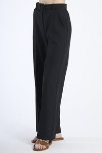 Pantaloni dritti neri, tessuto liscio, cintura regolabile, perfetti per occasioni formali.