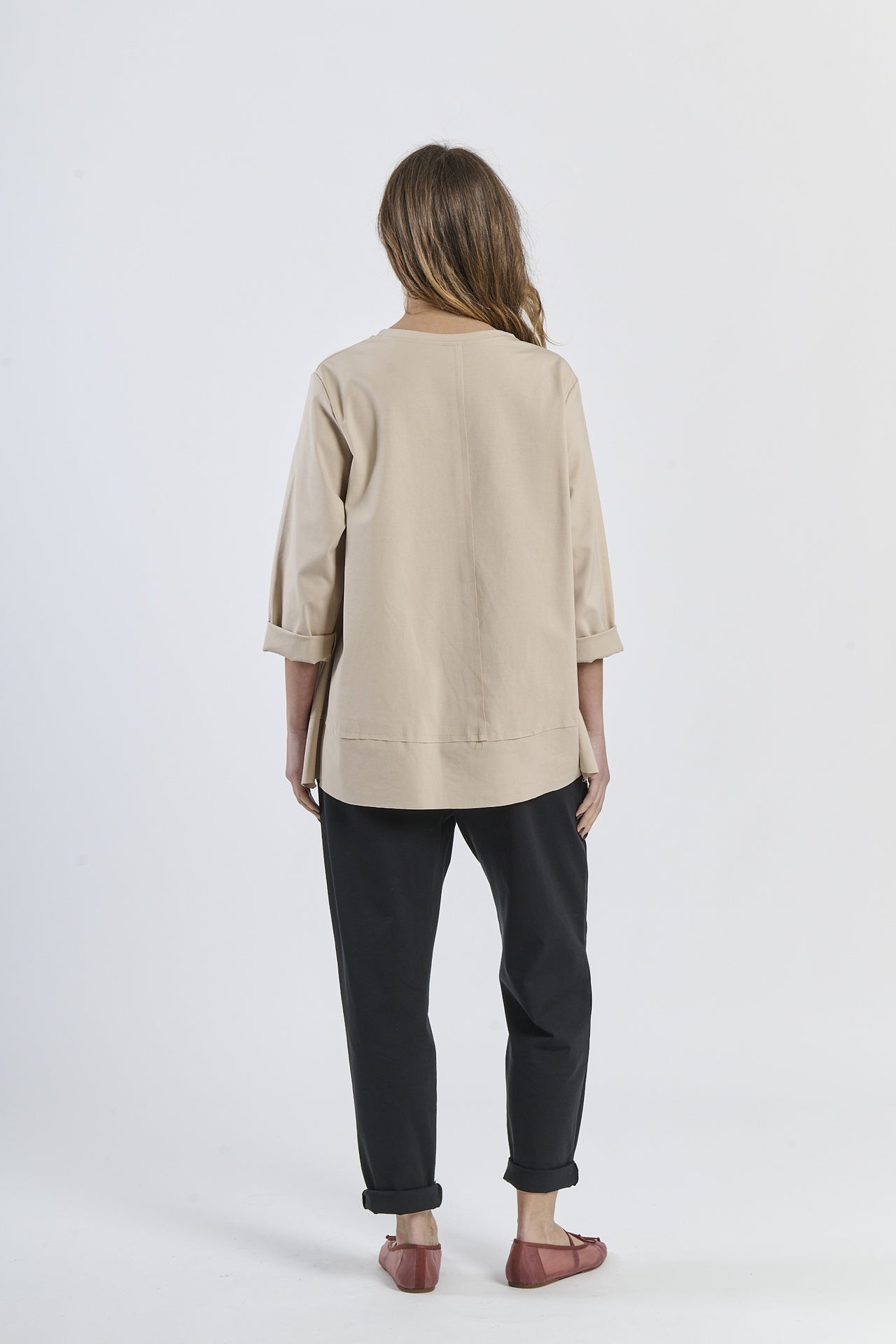 Un abito elegante con una fessura laterale e un collo a V.