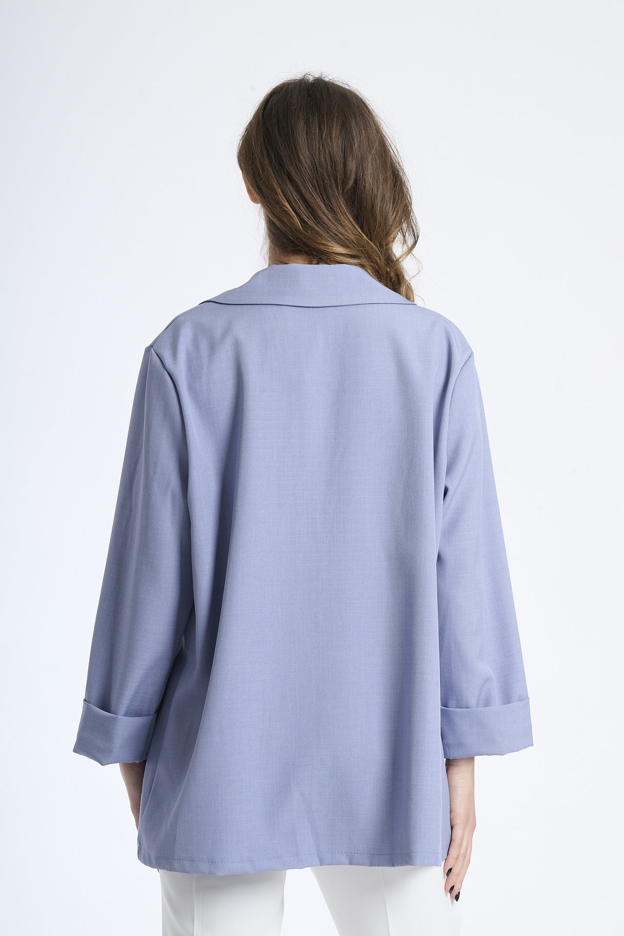 Modella in blazer jeans, stile rilassato ma fashion.