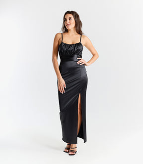 Abito elegante nero, design avvolgente con vita incontrita