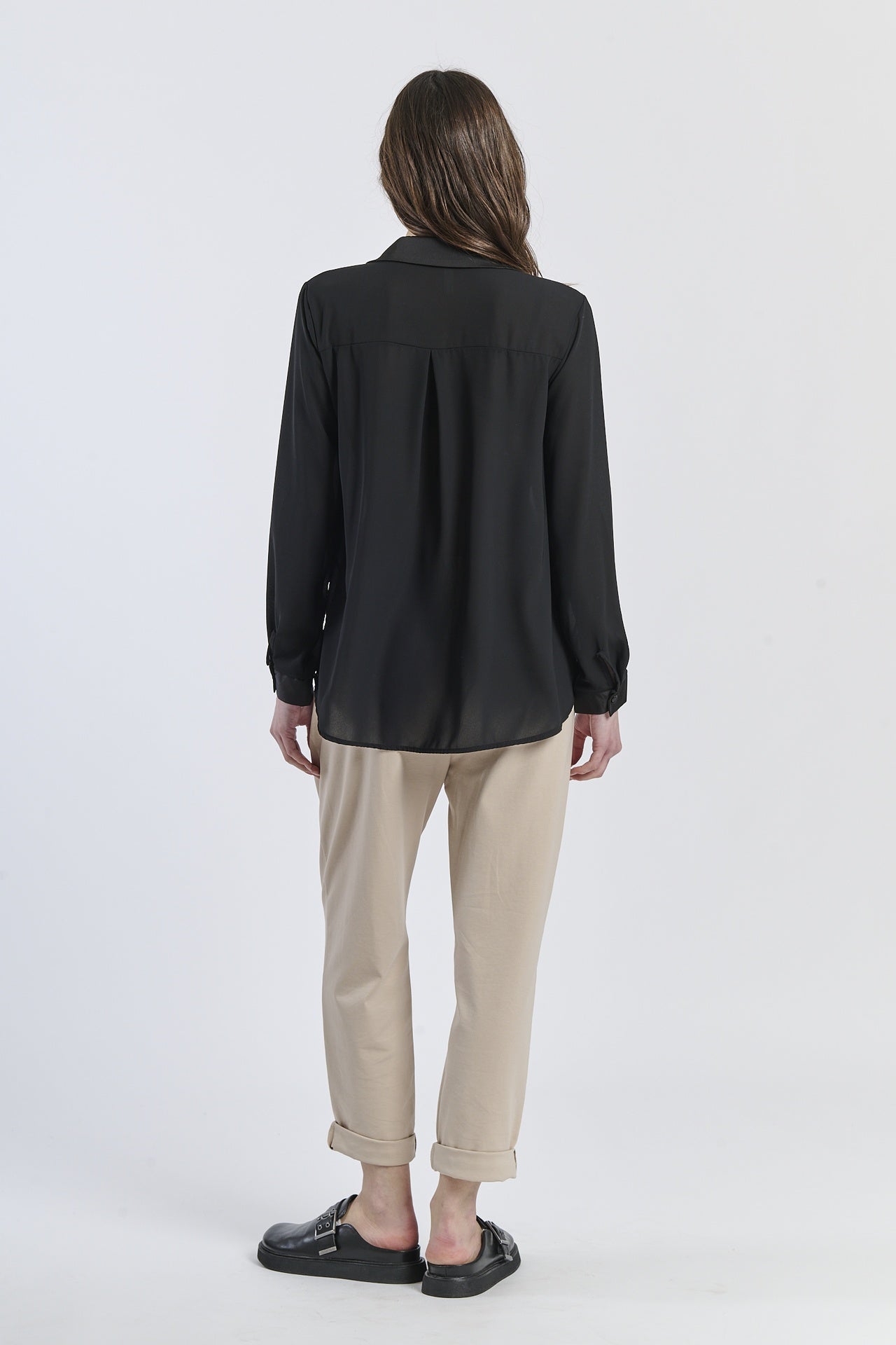 Camicia nera a maniche lunghe, stile elegante e intenso