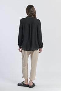 Camicia nera a maniche lunghe, stile elegante e intenso