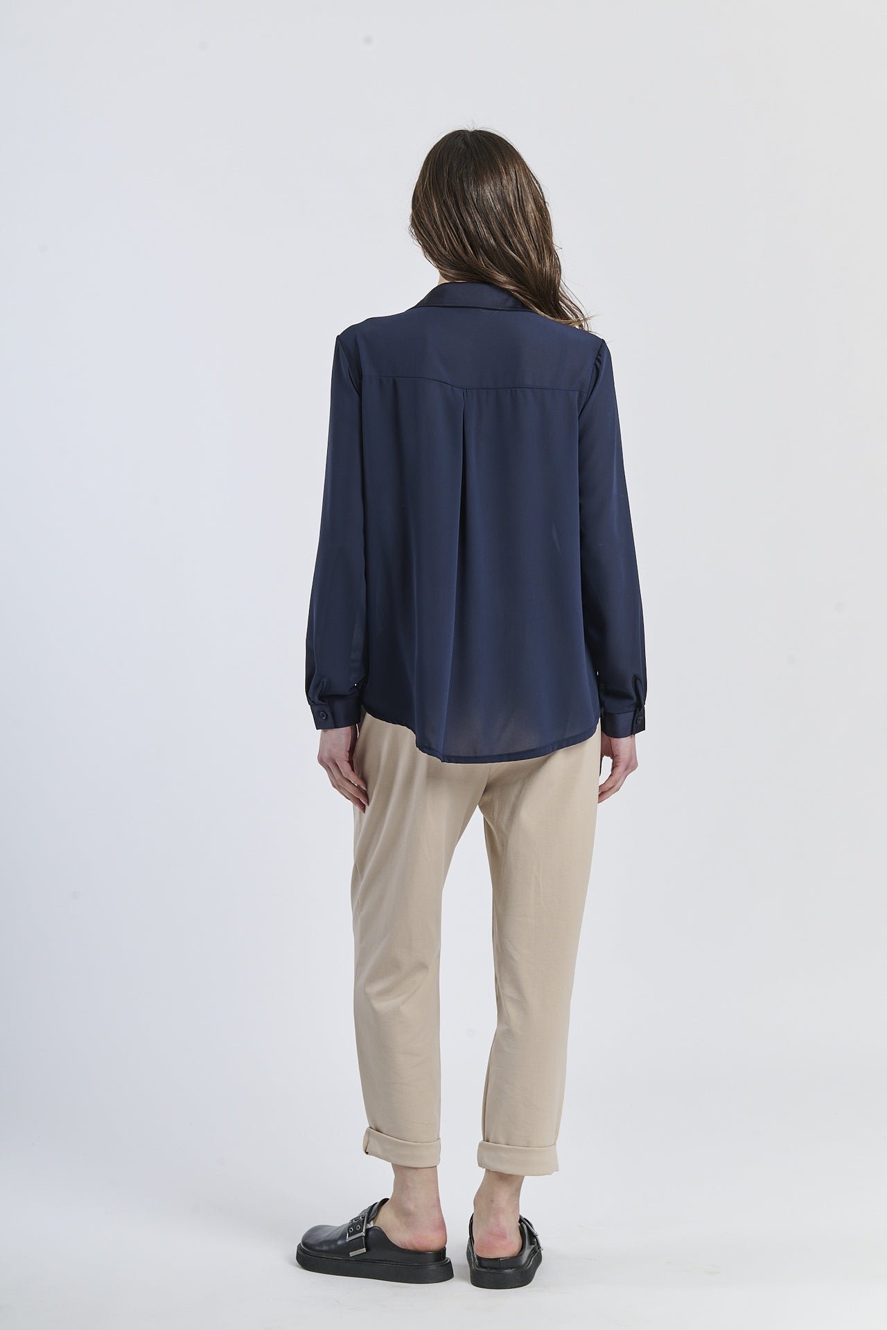 Camicia navy a maniche lunghe, stile classico e versatile