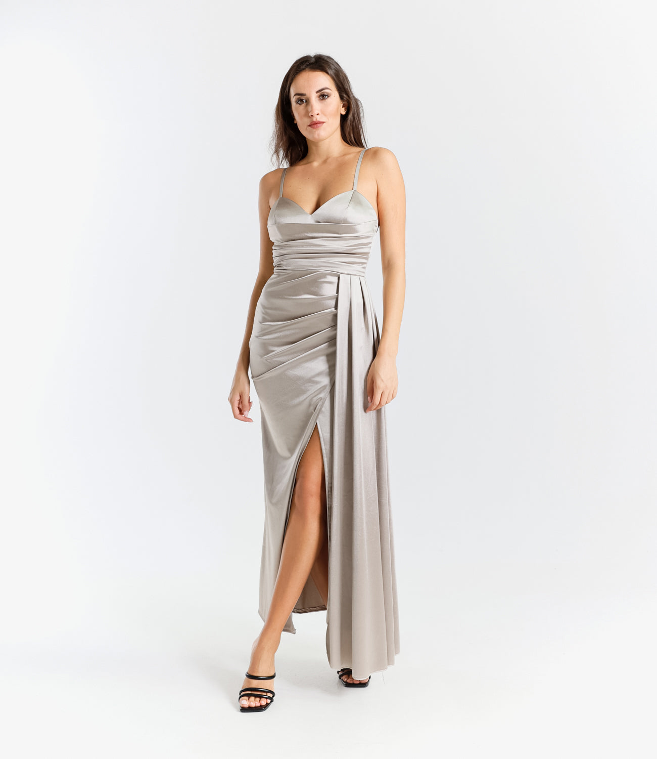 Abito lungo tabacco in raso caldo, spalline sottili e scollatura a V profonda, design accogliente