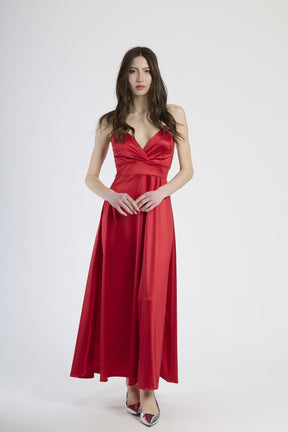 Abito lungo rosso in raso, con spalline sottili, scollatura a V profonda e silhouette fluida.