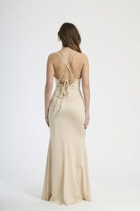Vestito beige classico, taglio maxi con dettagli drappati, adatto per occasioni sofisticate.
