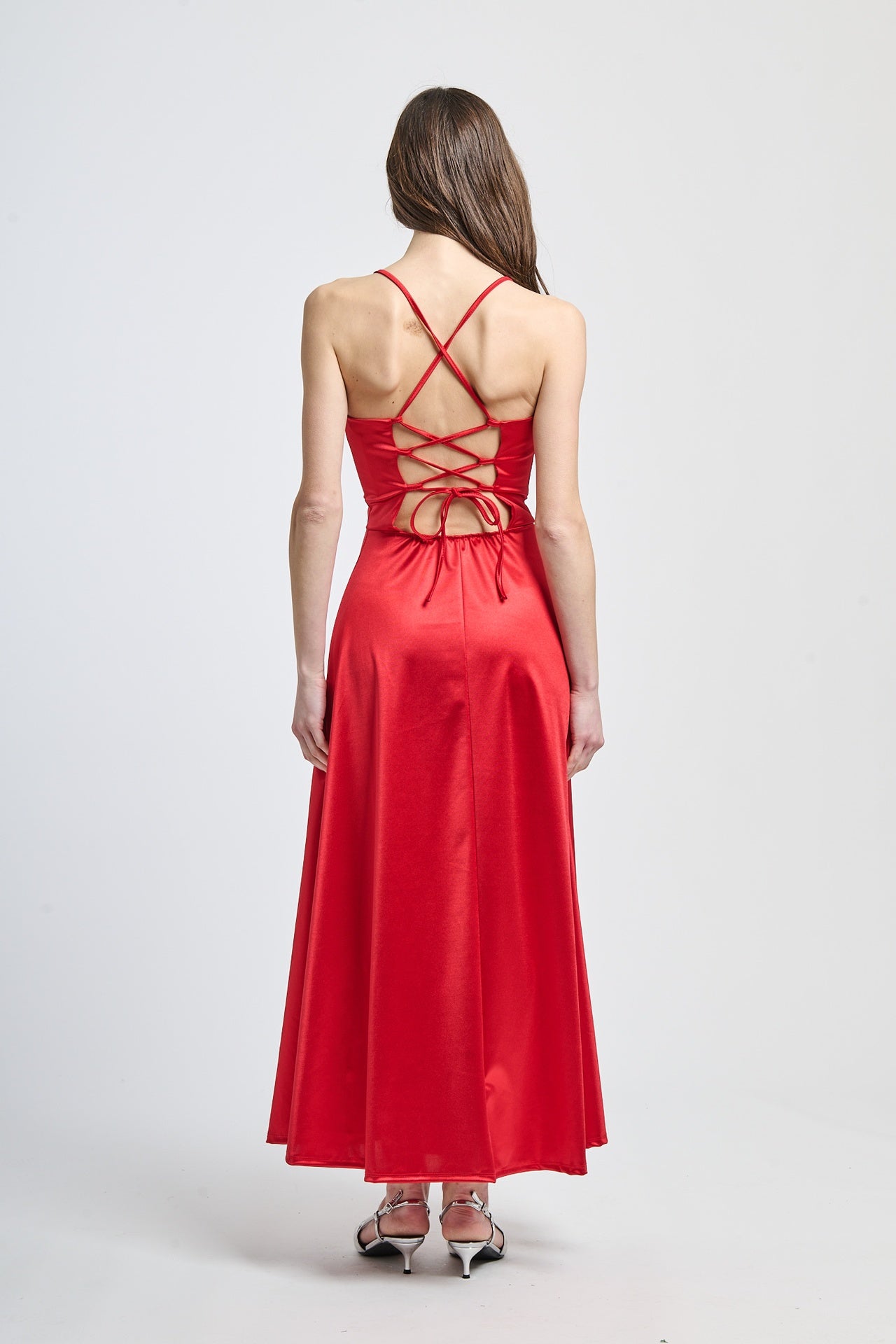 Abito elegante rosso con raso satinato, spalline sottili e silhouette dritta, perfetto per eventi speciali e formali