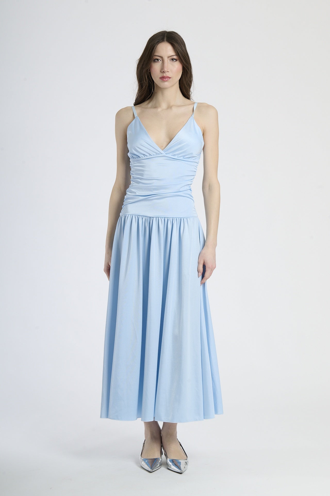 Vestito azzurro in tessuto fluido, taglio maxi con scollatura a V, ideale per eventi formali.