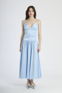 Vestito azzurro in tessuto fluido, taglio maxi con scollatura a V, ideale per eventi formali.