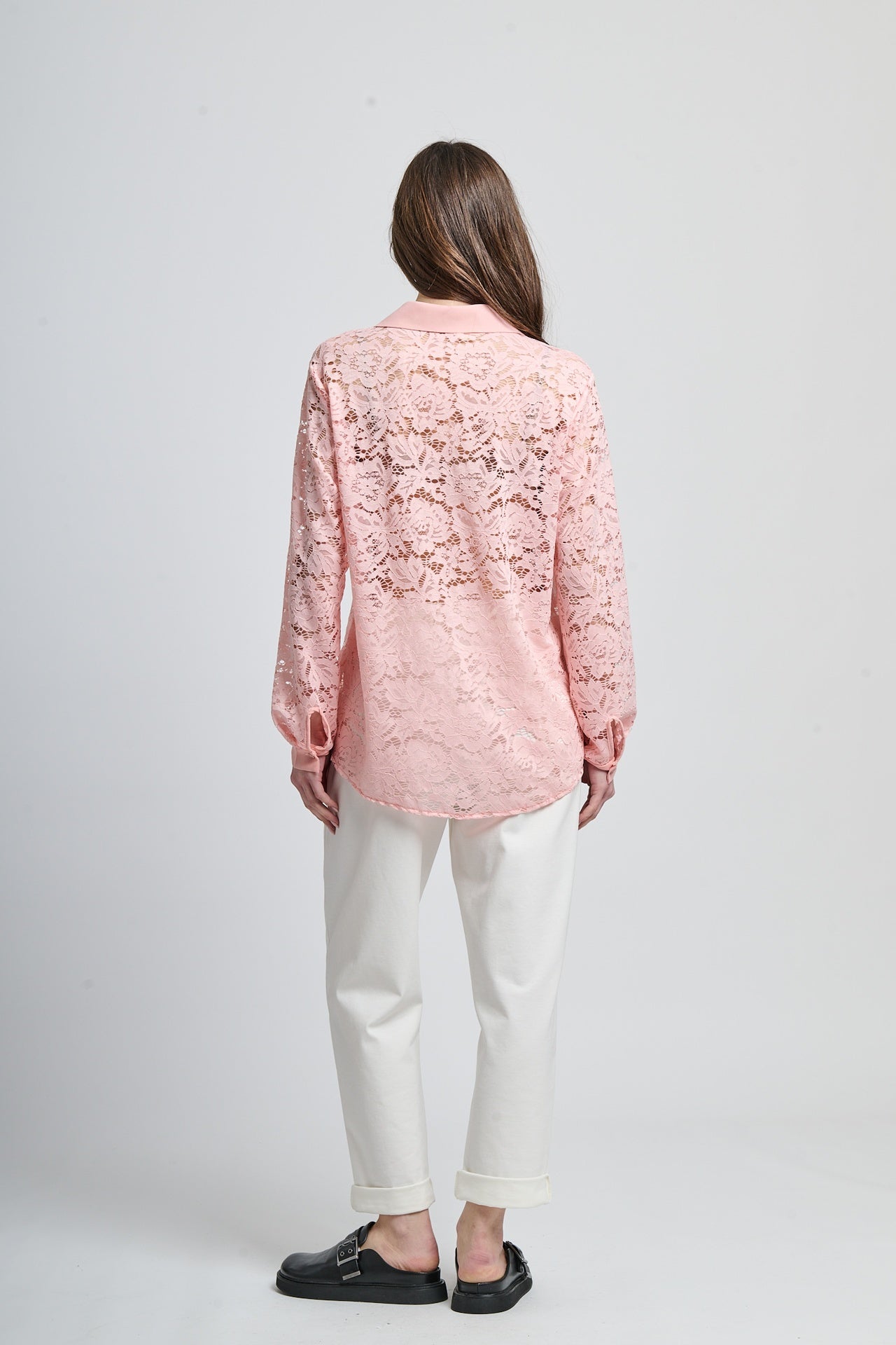 Camicia oversize rosa stampa, stile dolce con bottoni frontali e maniche lunghe.