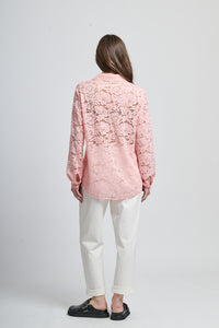 Camicia oversize rosa stampa, stile dolce con bottoni frontali e maniche lunghe.
