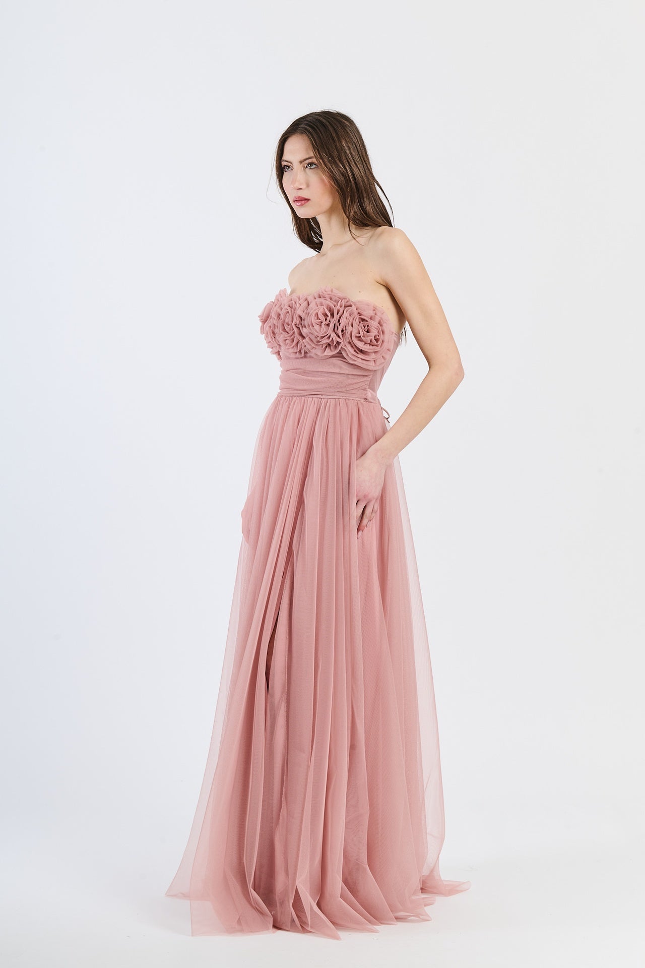 Abito da cerimonia rosa antico in tulle lustrato, scollo a barca e gonna fluida, ideale per occasioni glamour e passionali
