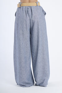 Modella in pantaloni jeans larghi, stile rilassato e fashion.