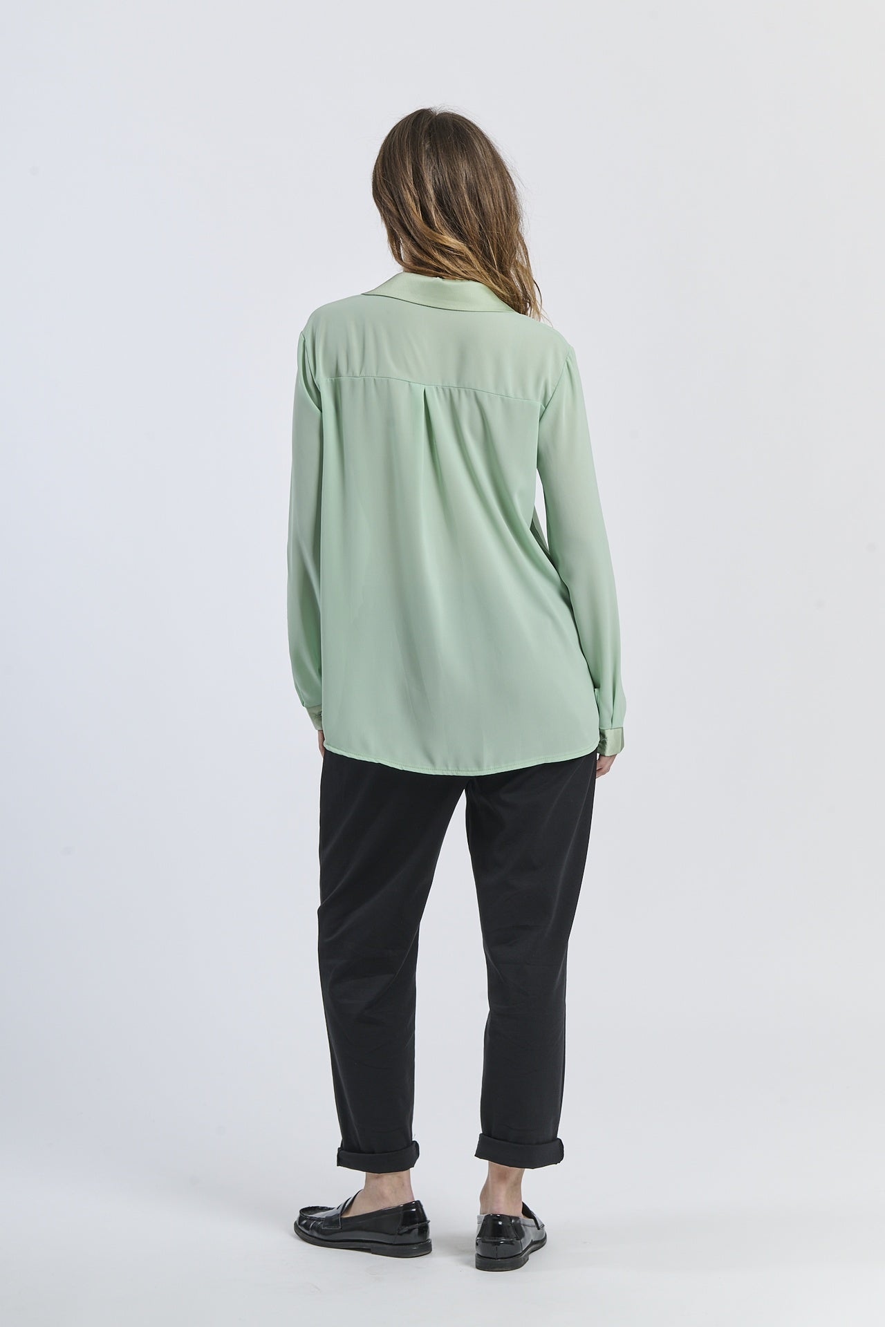 Camicia salvia a maniche lunghe, stile naturale e casual