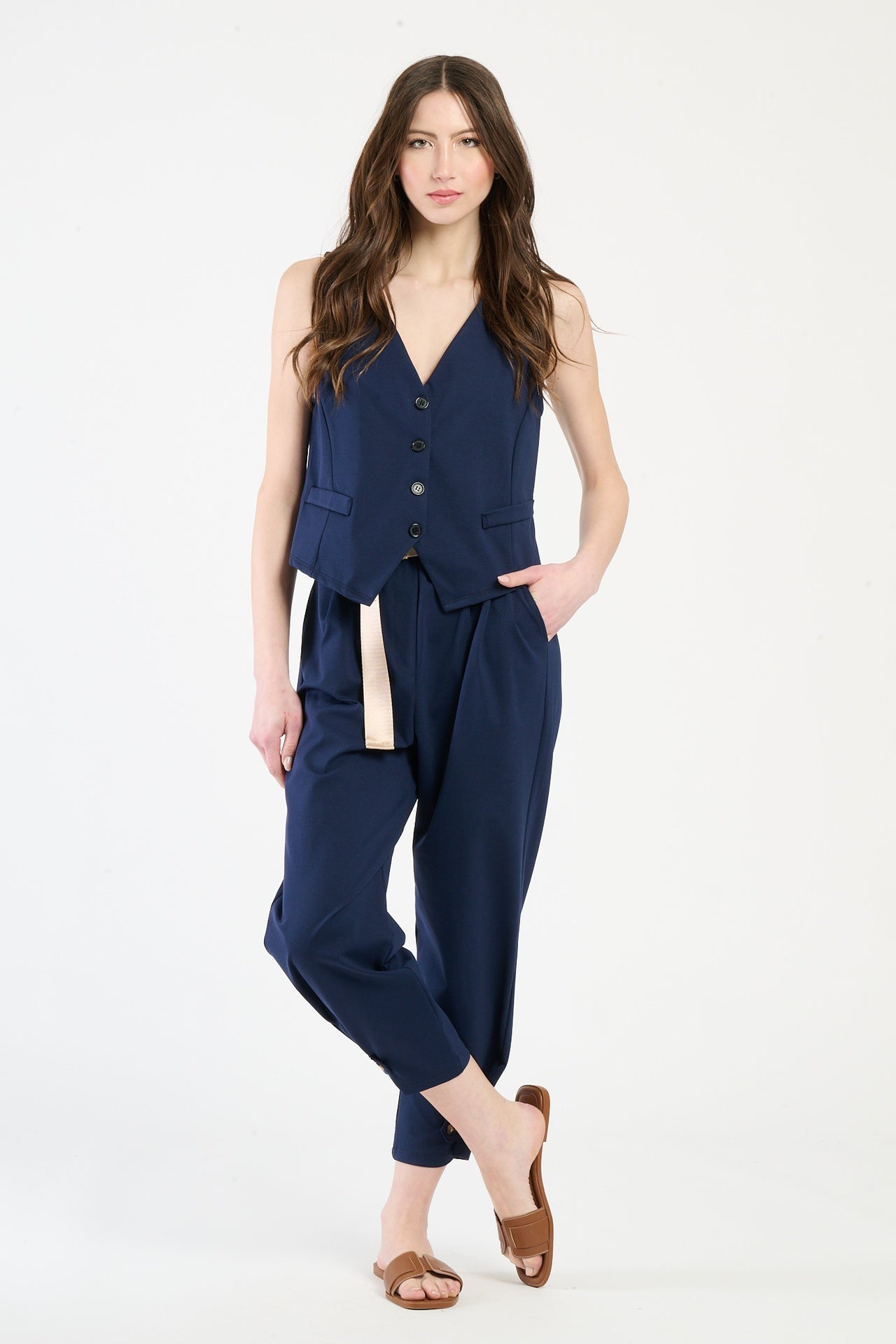 Donna con completo navy: gilet e pantaloni, eleganza classica e timeless.