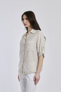 Camicia beige da donna con maniche a 3/4, ideale per le giornate di primavera e estate.