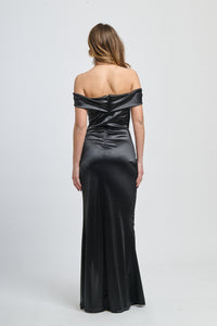 Abito elegante nero con raso satinato, scollo a barca e slittino glamour