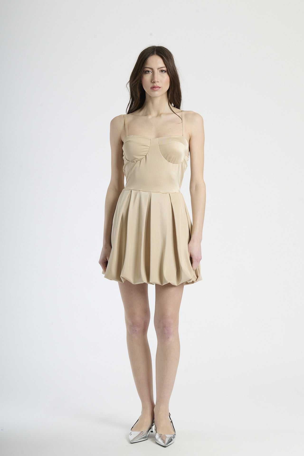 Moda donna: abito beige a campana, design con bretelle sottili e scollatura cuore.