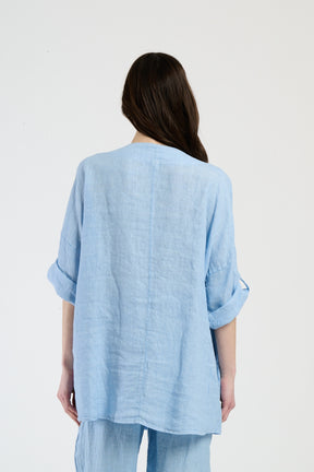 Ensemble azzurro, top a maniche 3/4 e pantaloni larghi, eleganza informale per la città.