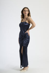 Vestito formale navy, tessuto liscio con accento di stropicciature e apertura