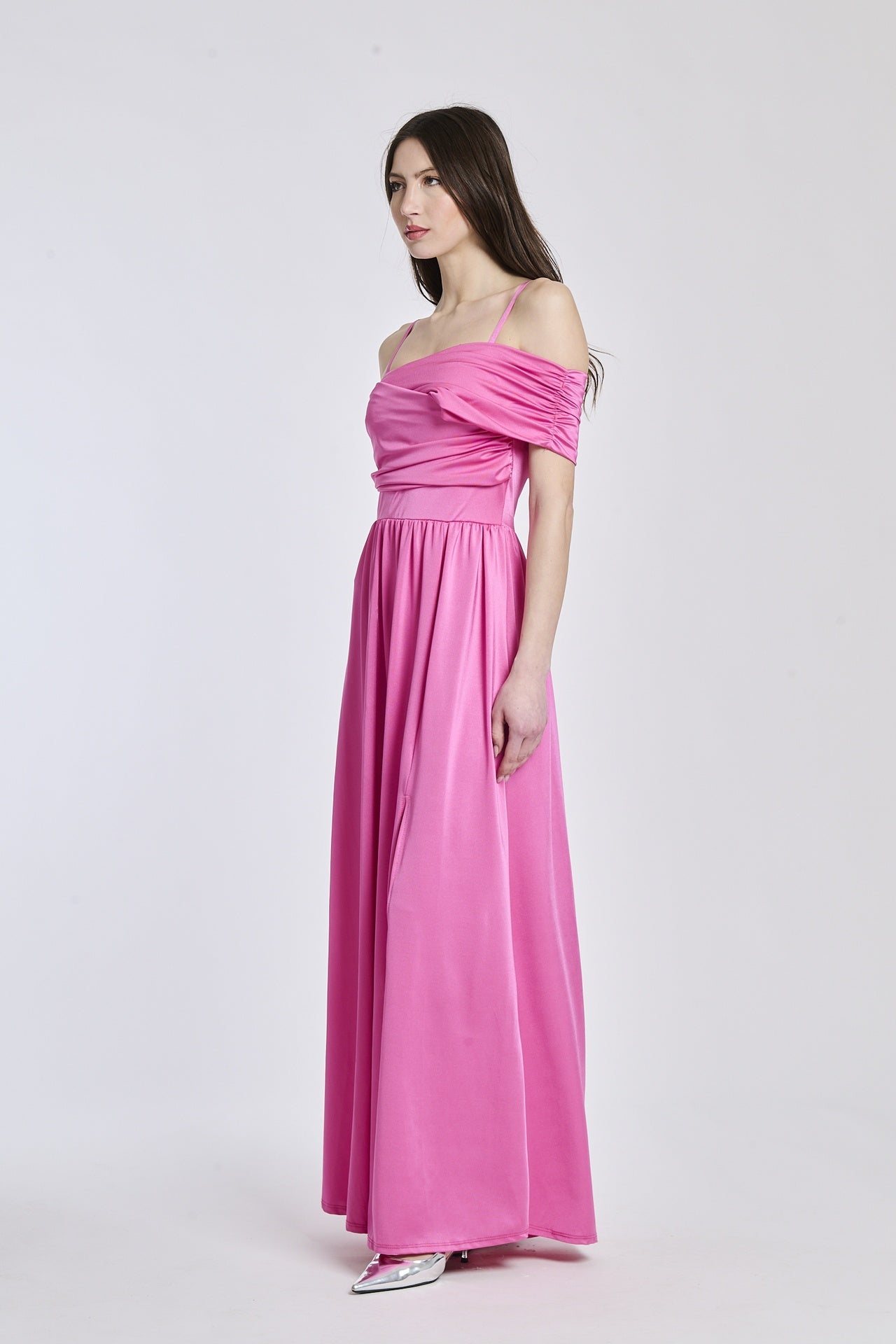Abito rosa lungo, design a spalline scollate, fascia in vita e apertura laterale, perfetto per eventi estivi.