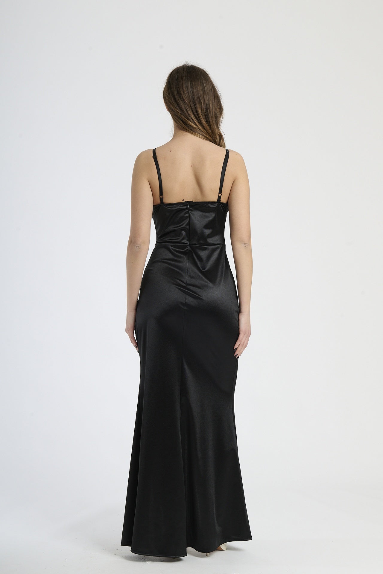 Abito elegante nero, taglio aderente con drappeggi e spacco laterale