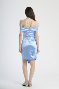 Abito azzurro a spalla nuda con falda sfilata, abbigliamento chic per eventi notturni.