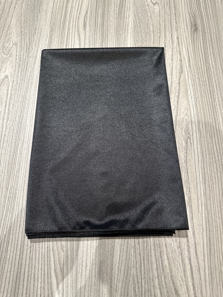 Titolo: Sciarpa "Lunara" – Eleganza satinata in tinta unita (solo lo scialle, non incluso l'abito)