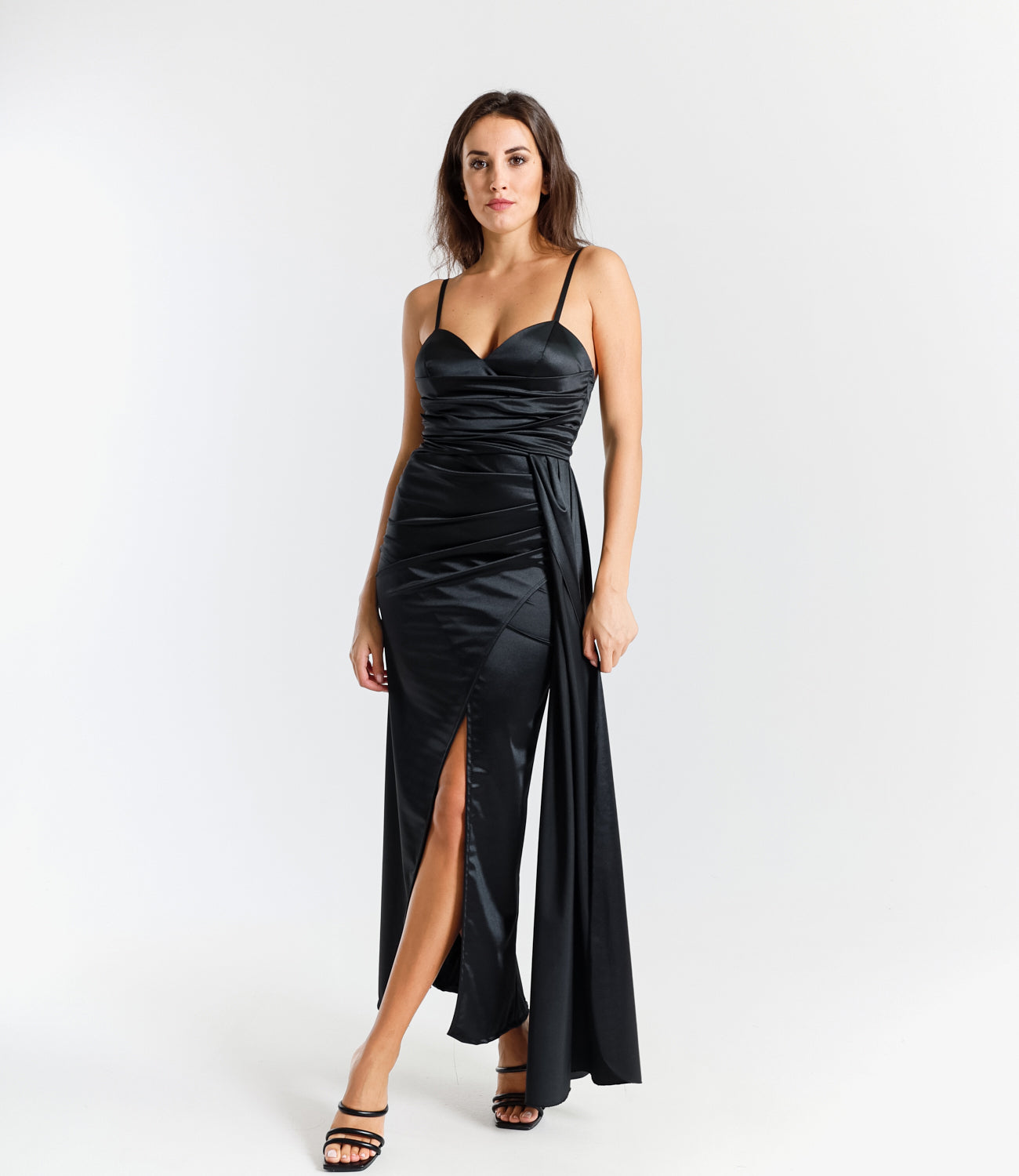 Abito lungo nero in raso elegante, spalline sottili e scollatura a V profonda, design misterioso