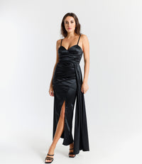 Abito lungo nero in raso elegante, spalline sottili e scollatura a V profonda, design misterioso