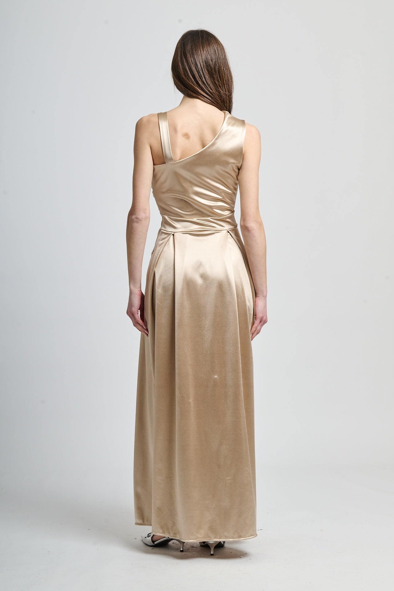 Abito elegante beige, tessuto satinato con drappaggi raffinati