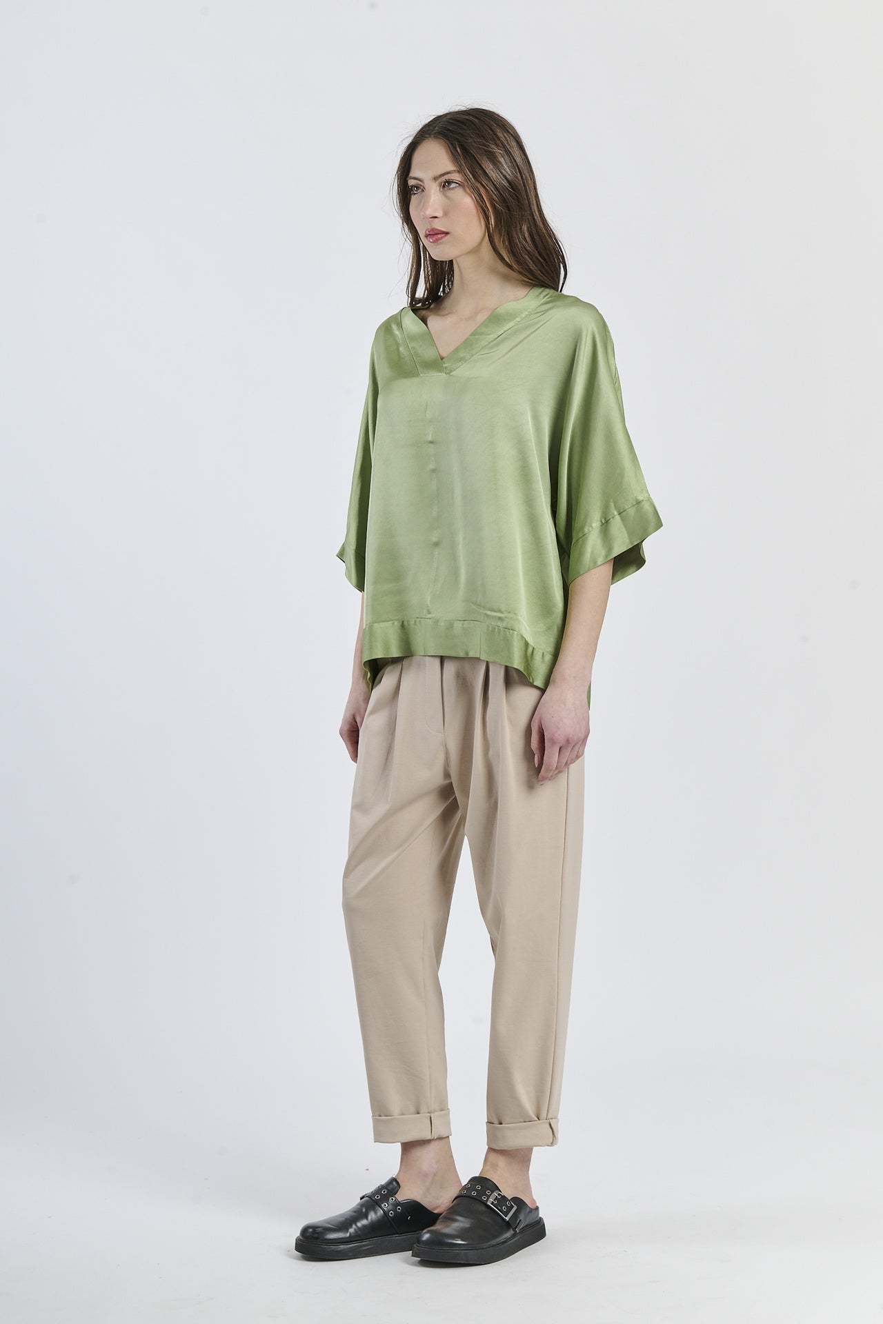 Tunica verde oversize con collo a V e silhouette rilassata