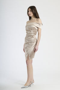 Outfit con abito beige corto, ideale per un look delicato e dal sapore vintage.