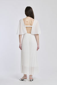 Vestito bianco con falde al fondo, mantenendo lo stile semplice e sofisticato, perfetto per occasioni formali.