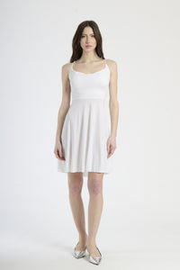 Moda femminile: abito bianco corto, design con bretelle sottili e colletto avvolgente, perfetto per un look fresco e chic.